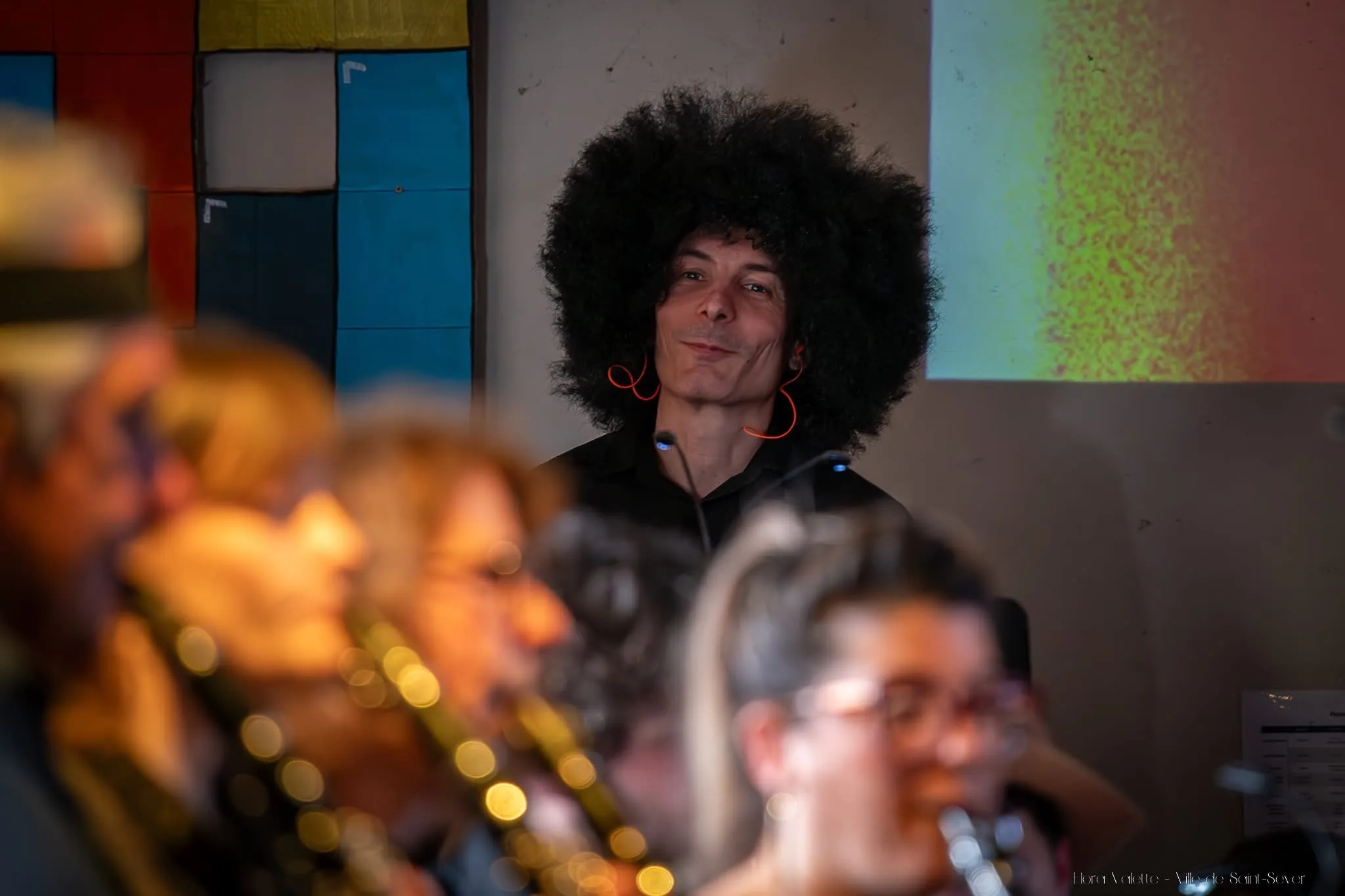 Musicien souriant coiffé d'une perruque afro pour le medley des Jackson 5