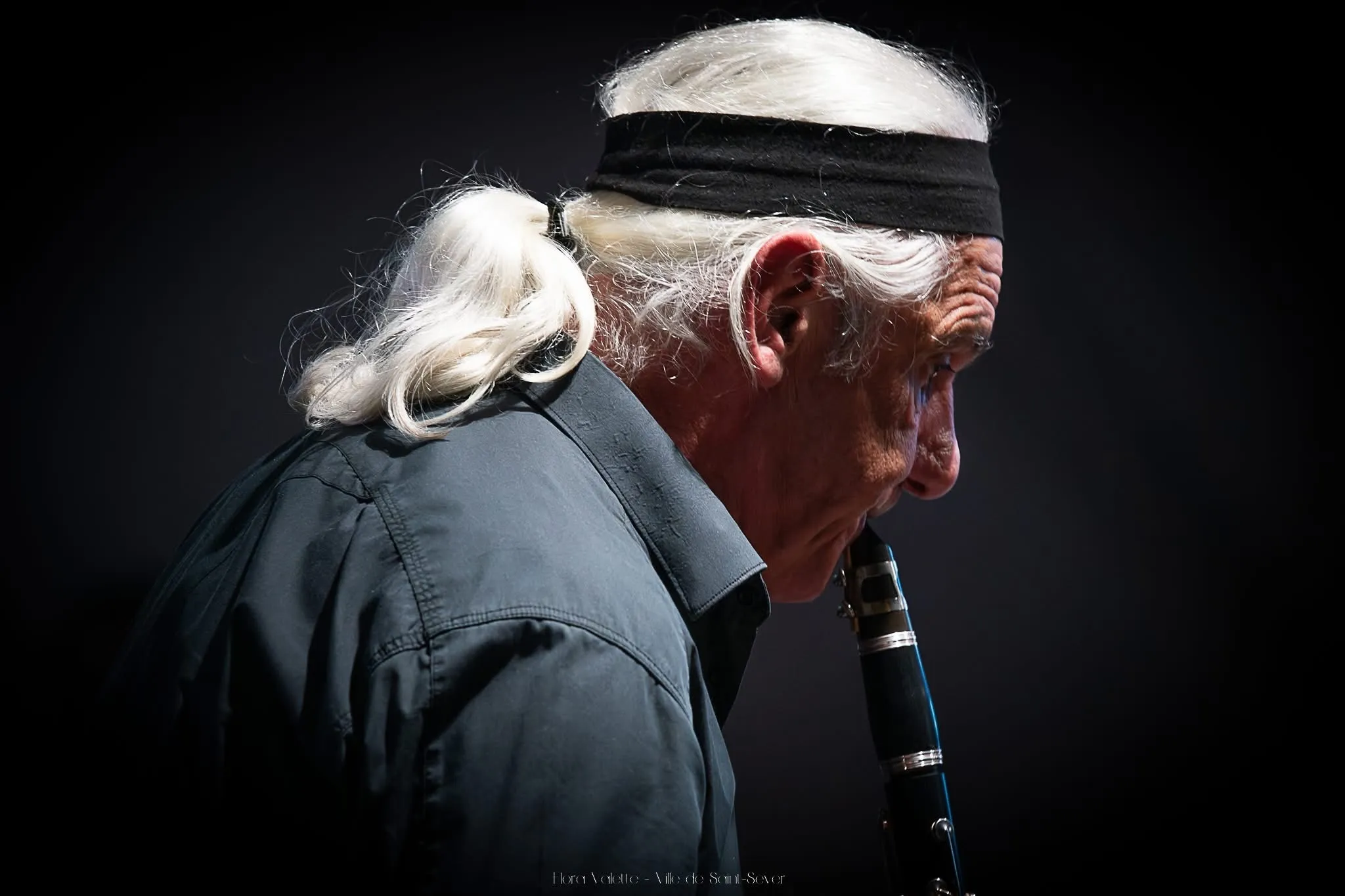 Jeune clarinettiste de l'harmonie de profil, concentrée sur son instrument